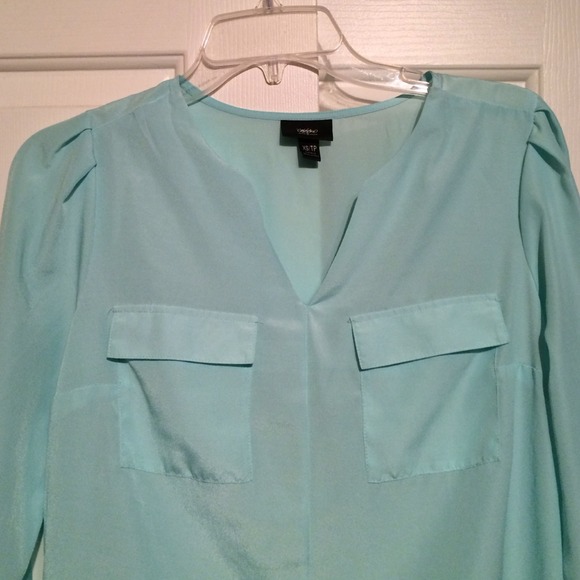 Sold in bundle- Mint colored lightweight top - Picture 2 of 4