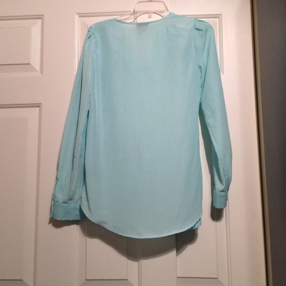 Sold in bundle- Mint colored lightweight top - Picture 3 of 4