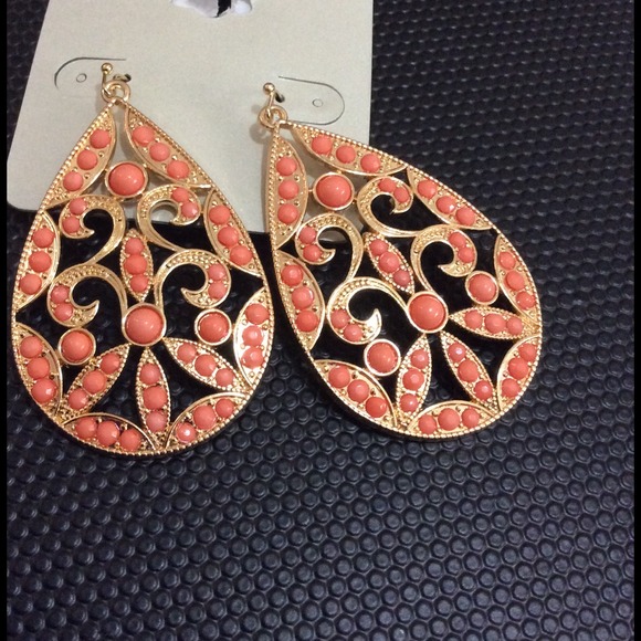 Lightweight coral, gold plated necklace.