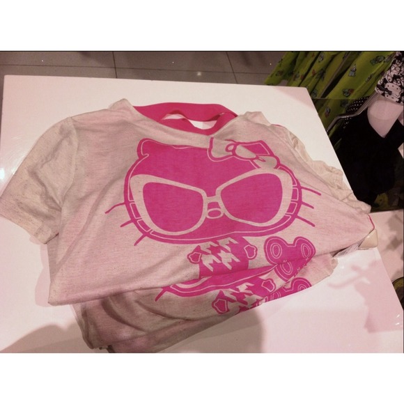 💖EXCLUSIVE💖 FOREVER 21 HELLO KITTY NEON PINK TOP - Picture 2 of 3