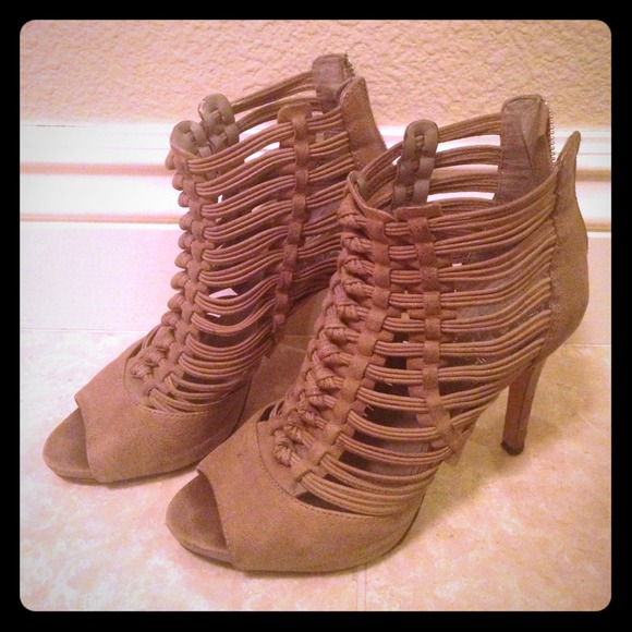 Vince Camuto Fisherman heels in grey - Picture 2 of 4