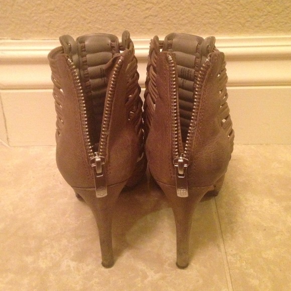 Vince Camuto Fisherman heels in grey - Picture 3 of 4
