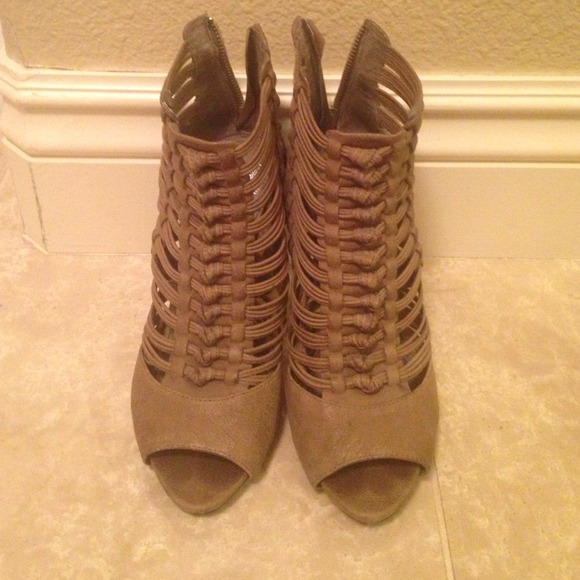 Vince Camuto Fisherman heels in grey - Picture 4 of 4