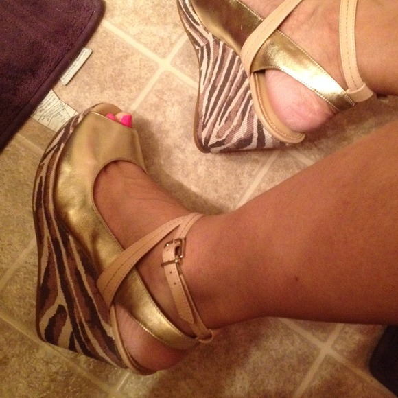 ✨SOLD IN BUNDLE✨ - Picture 2 of 4