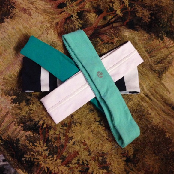 Four lulu headbands with grips