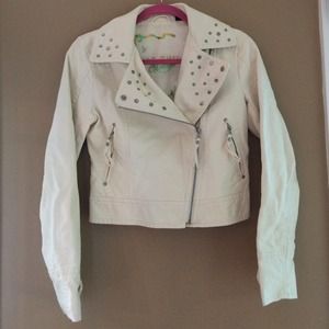 Sold. hp💕 faux white leather jacket