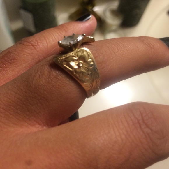 14k Gold Hawaiian Print Wedding Ring - Picture 2 of 4