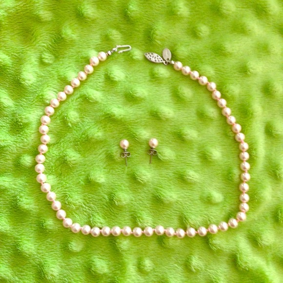 Light Pink Pearl necklace & matching Studs