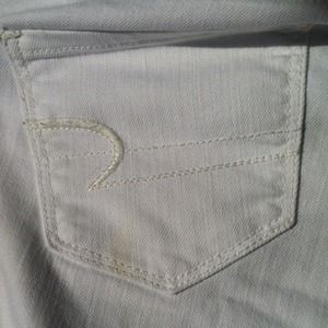 White skinny jeans with zipper close up