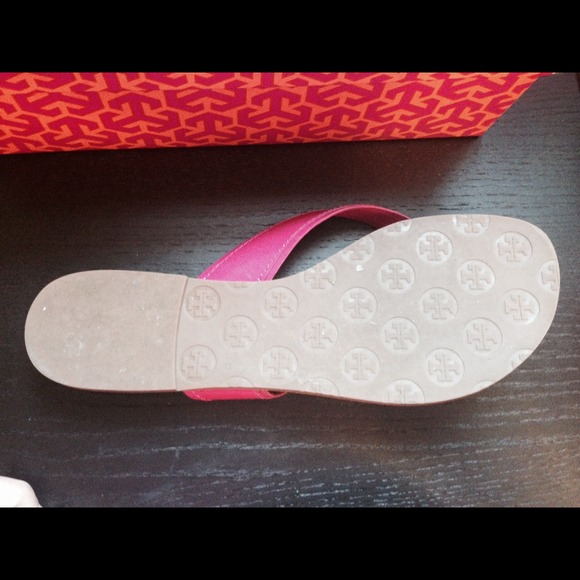 Authentic Tory burch sandals in great condition! - Picture 4 of 4