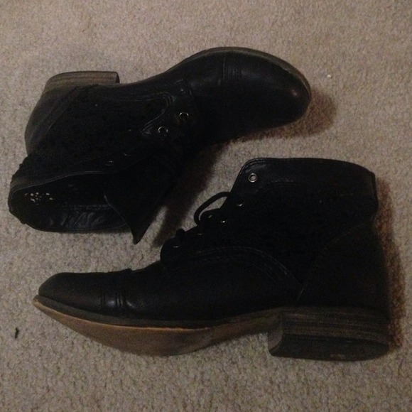 Super cute black crochet ankle boots sz 6