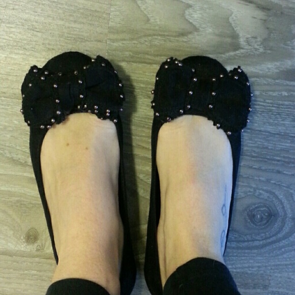 Black bow shoes.