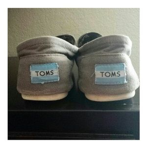 Grey toms