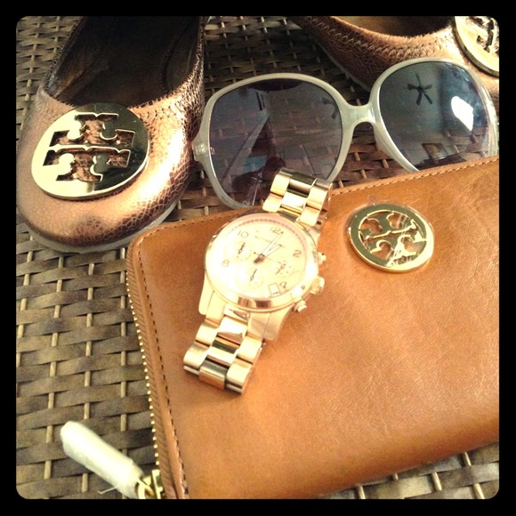 Tory Burch Tan zippy wallet