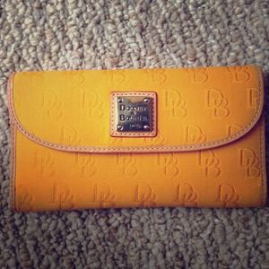 💕Authentic Dooney and Bourke Wallet💕
