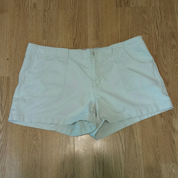 NWOT Old Navy khaki shorts