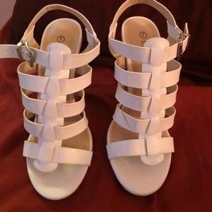 Rouge Heels Size 7 . Only worn once .