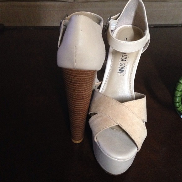 Nude peep toe pump new/never been worn