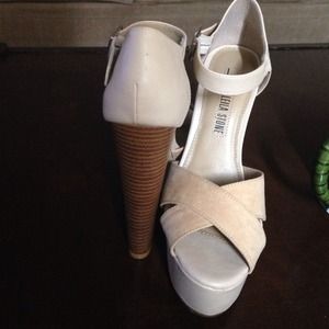 Nude peep toe pump new/never been worn