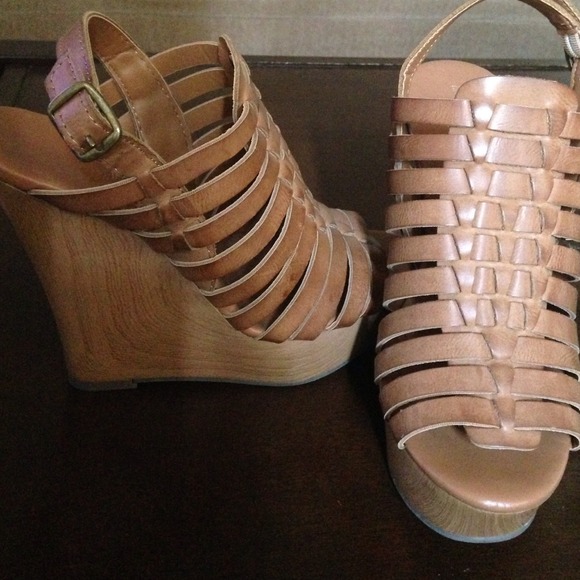 Great condition nude wedges
