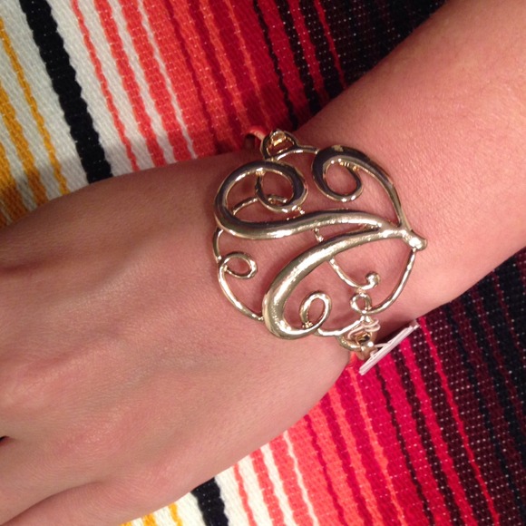 "A" monogram bracelet 🅰