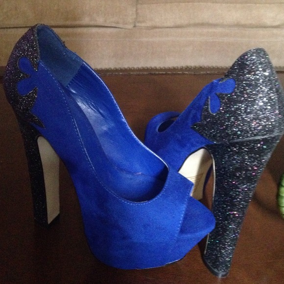Great condition blue peep toe pumps