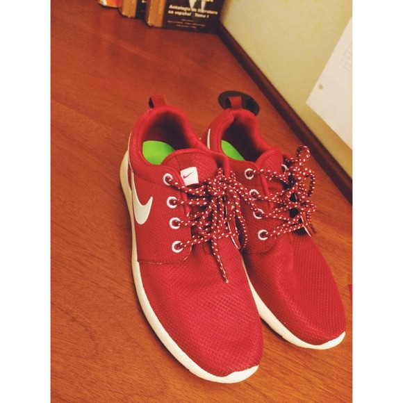 Shoes - Nike Roshe Run