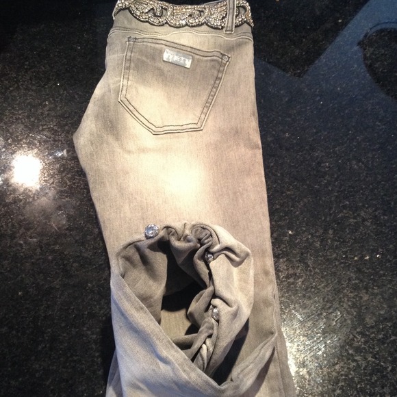 Met Injeans. Limited Collection. Removable belt.