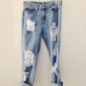 Distressed bf jeans by Brandy Melville ☻