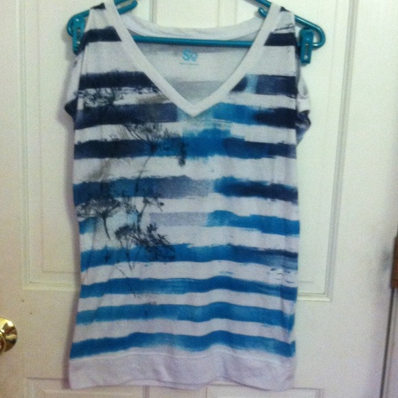 Striped tee with open sleeve and flowers