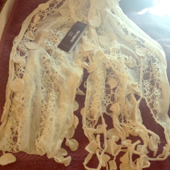 Very pretty vintage looking scarf