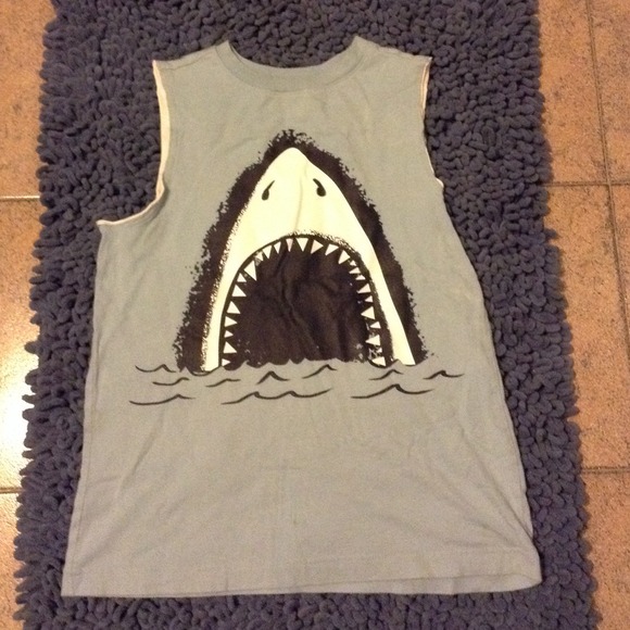 No sleeves t-shirt