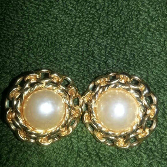 Authentic Chanel vintage earrings 1000