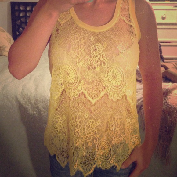 Yellow lace top 🌻