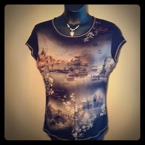 Cute black and brown print top!