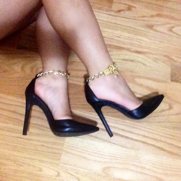 Classy Gold Chain Lock Pointed Heels