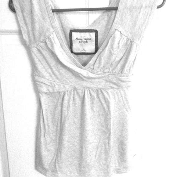 Abercrombie & Fitch gray tee