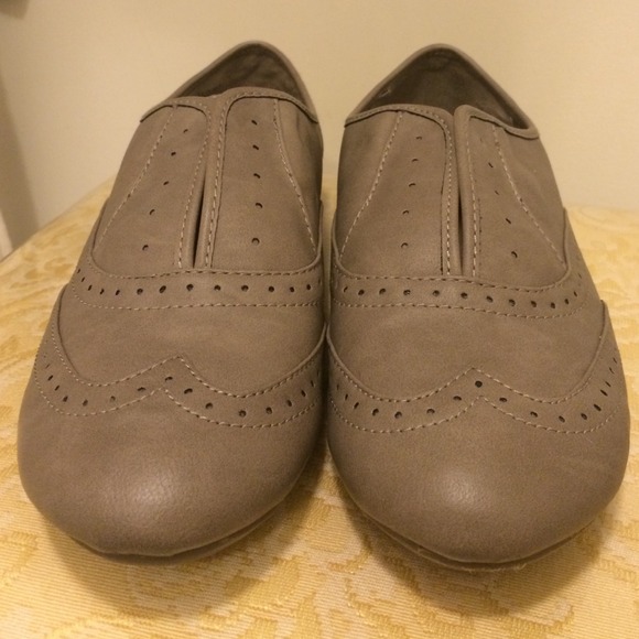 ON HOLD Wingtip laceless slip-on flats
