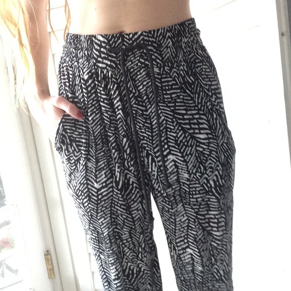 Abstract B&W pants w/ pockets