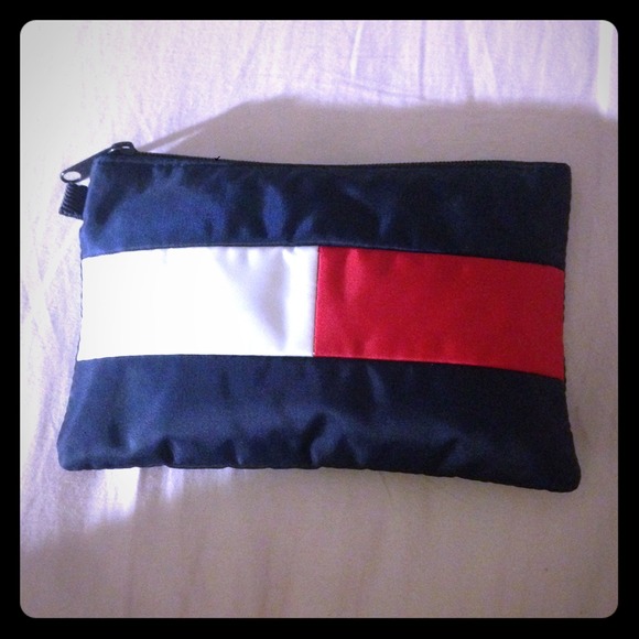 Tommy Hilfiger Accessories - ⏬ Tommy Hilfiger Pouch