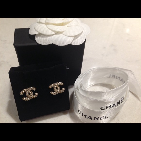 ❌ SOLD ❌ Authentic double C CHANEL Earrings - Picture 3 of 4