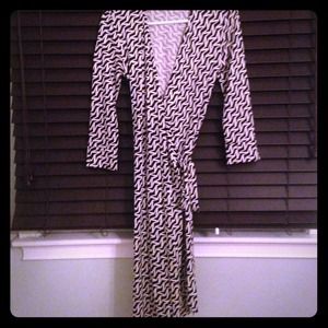 DIANE vonFURSTENBERG patterned wrap dress