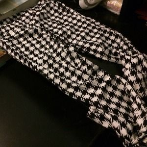 Forever 21 black and white patterned leggings