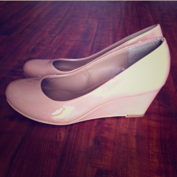 Tan/Nude wedges! Like new! Patent Leather!