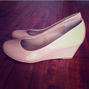 Tan/Nude wedges! Like new! Patent Leather!