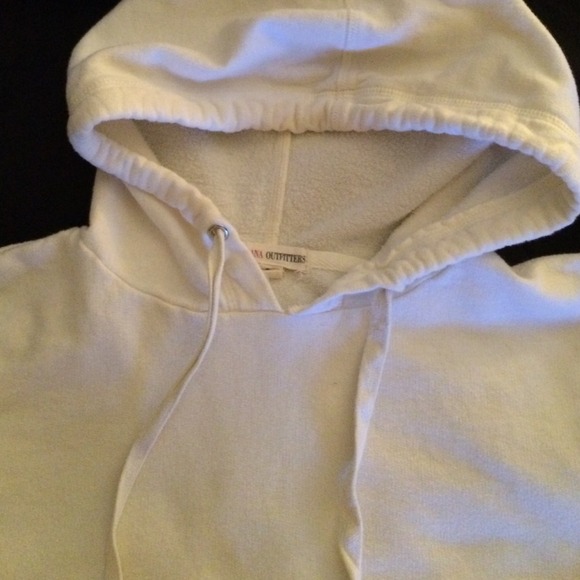Cream colored hoodie with pouch size small - Picture 2 of 4