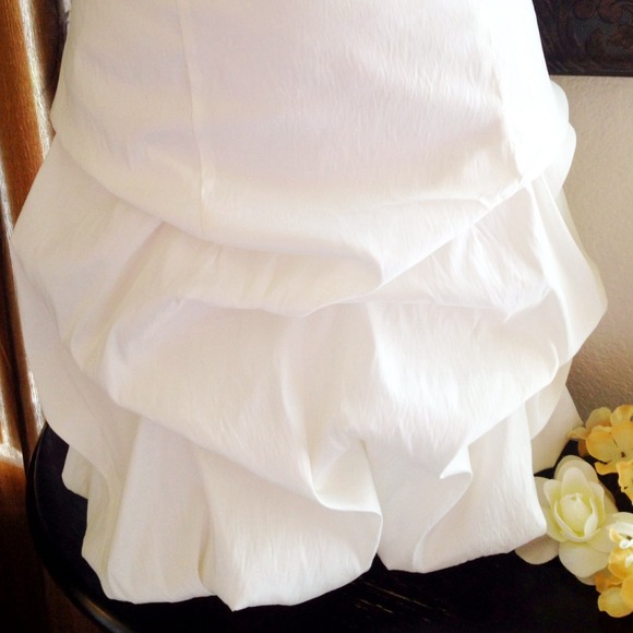 ๐ฅJodi Kristopher Off White Tufted Formal Dress ๐ฅ - Picture 3 of 4