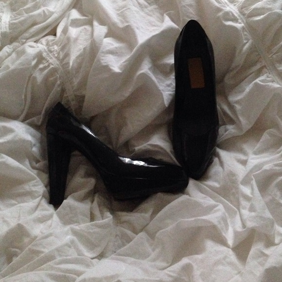 Classic black pump