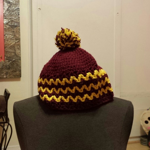Accessories - Burgundy/Gold Pom Pom knit beanie!