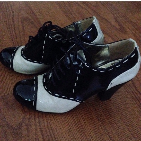 ModCloth Shoes - Modcloth oxford heels. 8.